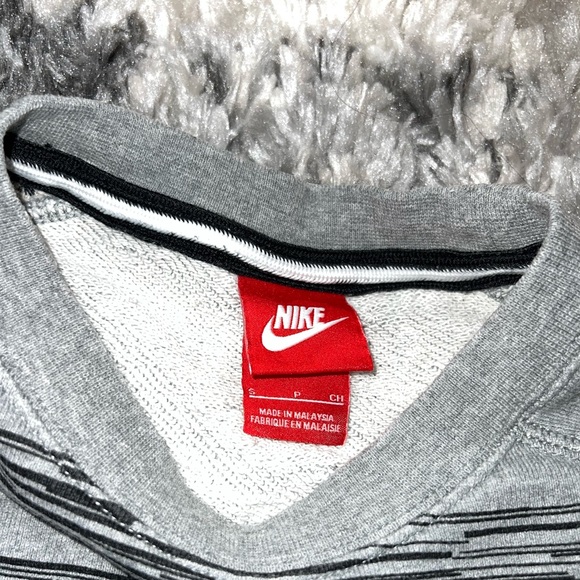 Vintage Nike Women’s Gray and Black Strip Crewneck Sweatshirt - Picture 2 of 7